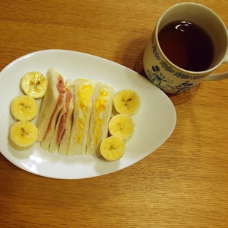 玉子サンドとハムサンドとバナナと紅茶のランチ